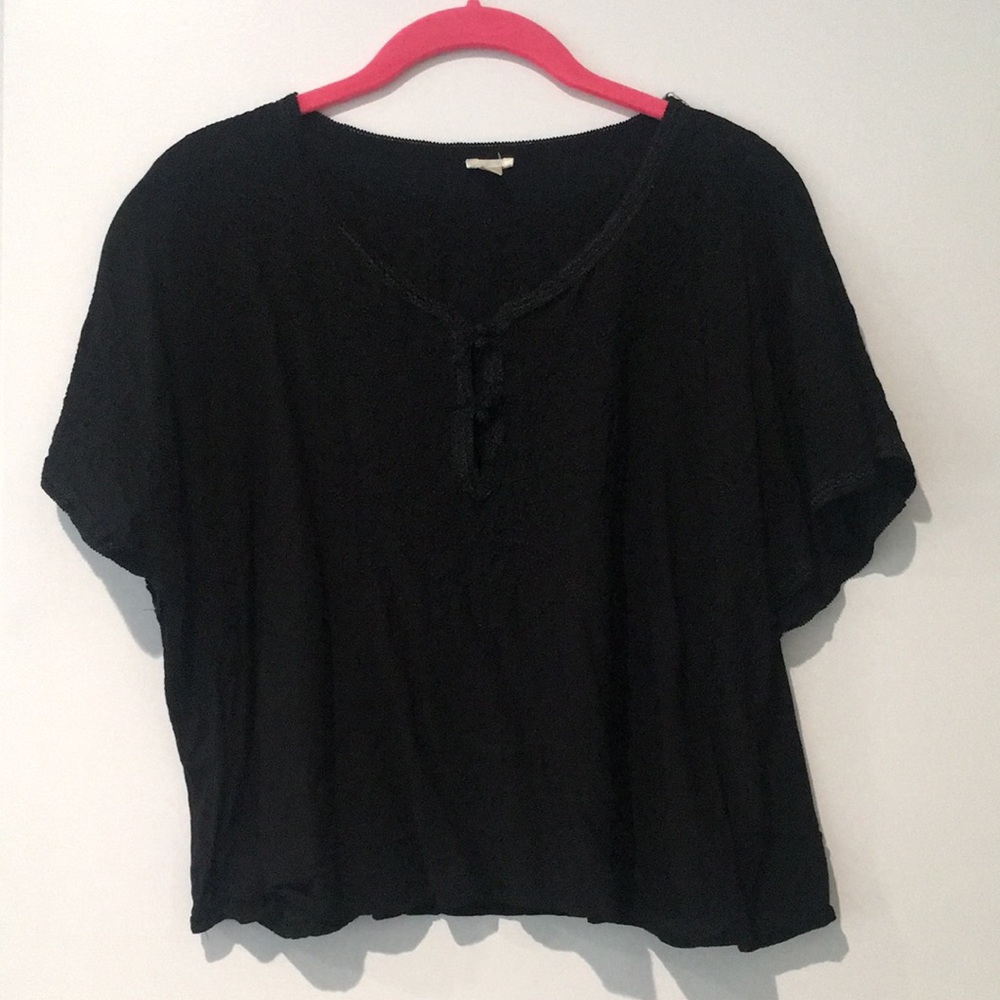Crop T-shirt with embroidery detail